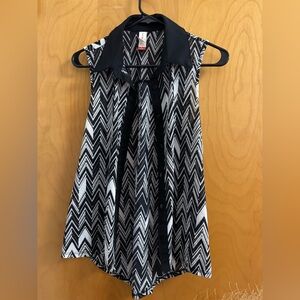 Size M No Boundaries Black and White Chevron Blouse